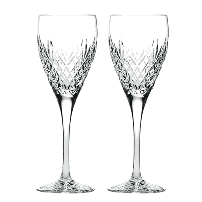 This Royal Scot Crystal Edinburgh 2 x 25cl Wine Glasses will come in a blue satin lined box.