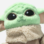Close up of the face of the Steiff x Star Wars™ 25 cm Grogu™.