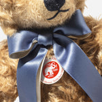 The bow on the 2026 British Collectors’ Teddy Bear Light Brown 35 cm.