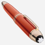 The Montblanc emblem at the crown of the fountain pen from the Meisterstück Limited Edition Traveller 1924 Set with Coral Fountain Pen 149 M.