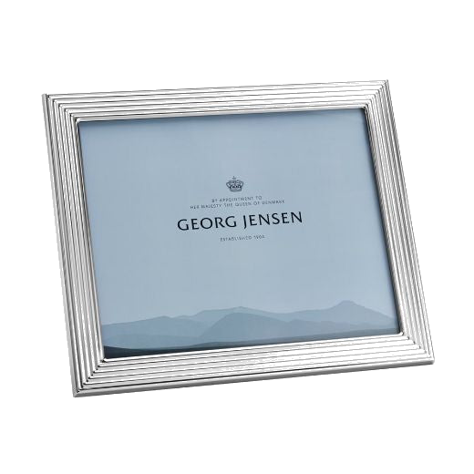 This Georg Jensen Bernadotte Large Picture Frame 10x8" is made out of stainless steel with a mirrored effect.