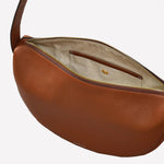 This Radley ladies brown leather handbag comes with a zipped open compartment.