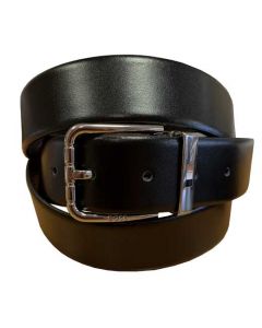 This reversible Hugo Boss belt features a smooth black leather strap on one side.