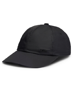 This BOSS Men's Zed Water-Repellent Cap with Metal Logo has been made from 60% recycled polyamide. 
