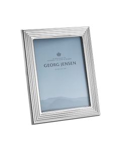 This Bernadotte Medium Picture Frame 5x7" by Georg Jensen looks great in any room and shows off a photo whilst adding a modern and classic feel.