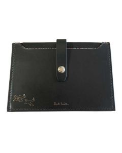 This Paul Smith travel wallet is made from a smooth leather material.