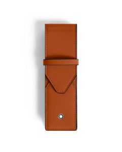 This Montblanc Meisterstück Rust Leather 2 Pen Pouch is made out of cowhide leather with a smooth finish and the snowcap emblem on the front.