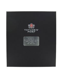 This Taylors port set comes with a luxury plaque engraved on the box.